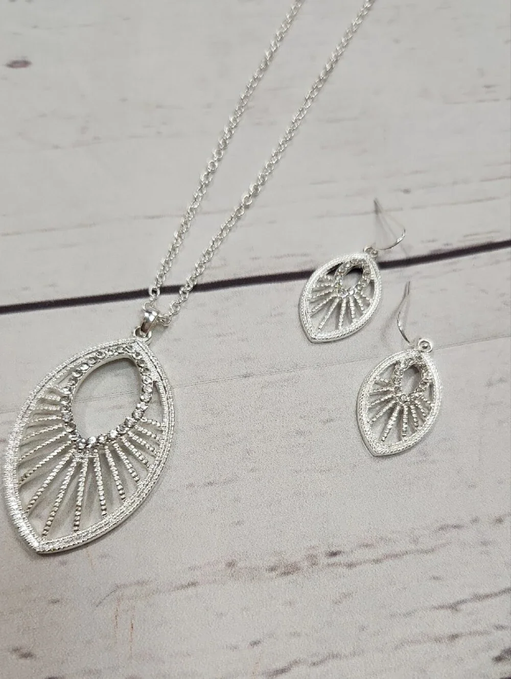 Delicate Silver Tone Leaf Filigree Necklace & Earring Set